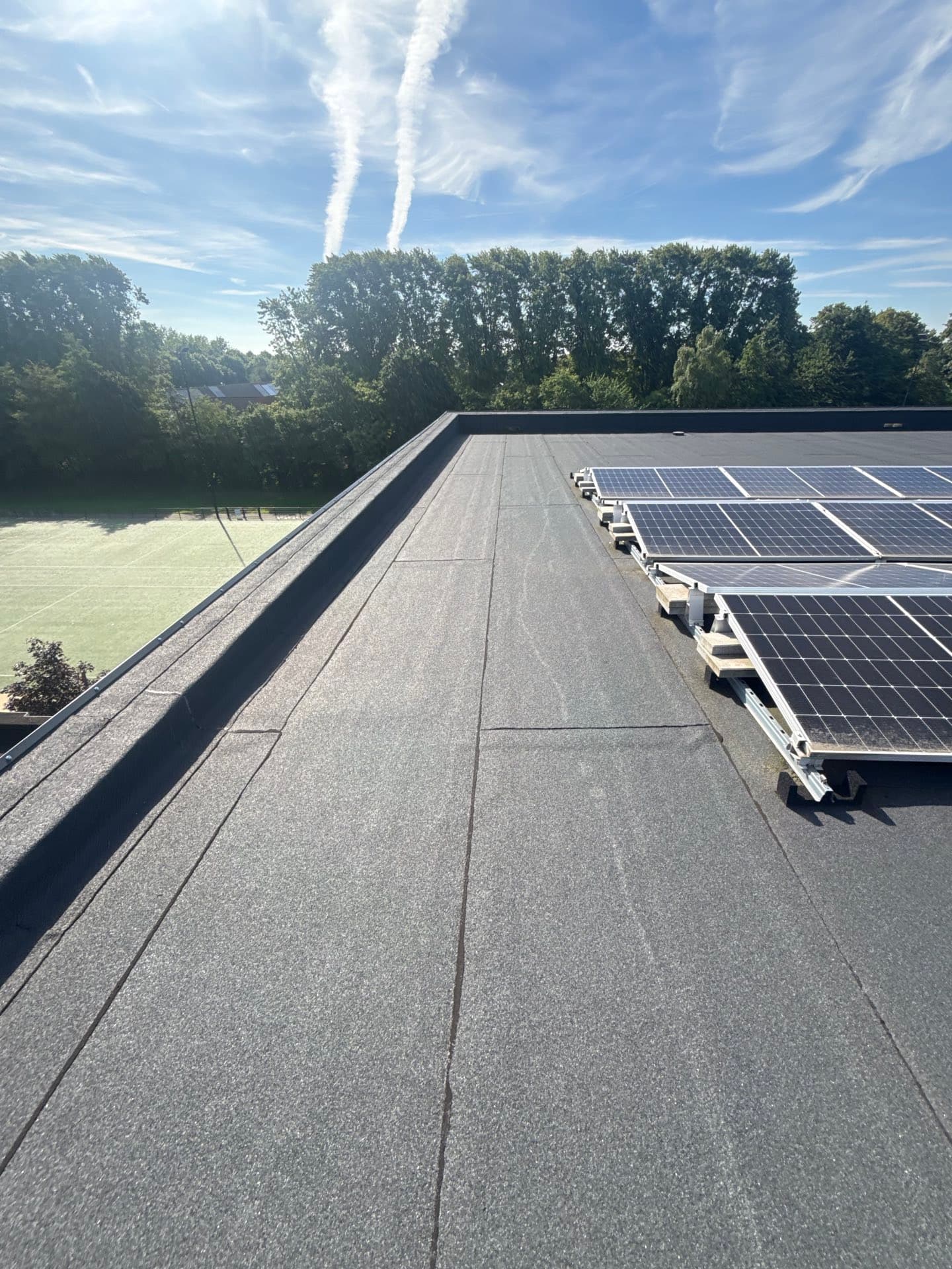 Plat dak met zonnepanelen boven een woning in de Dommelvallei