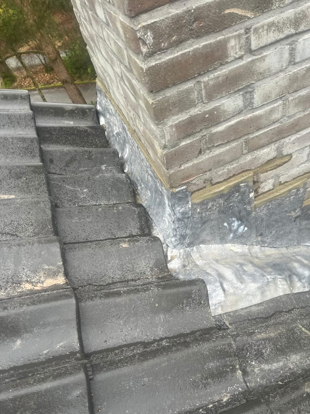 Loodwerk rond schoorsteen
